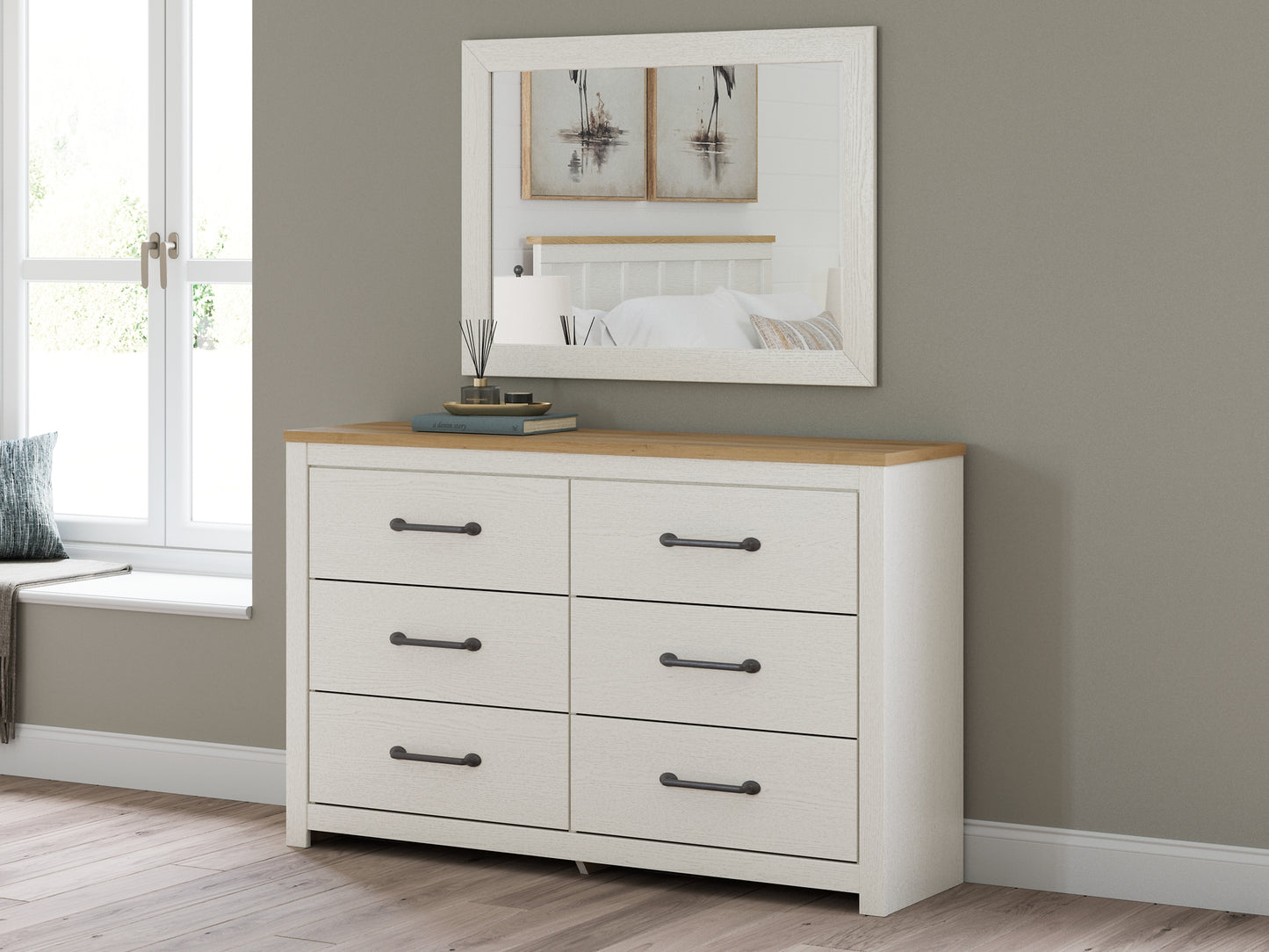 Linnocreek Full Panel Bed with Mirrored Dresser